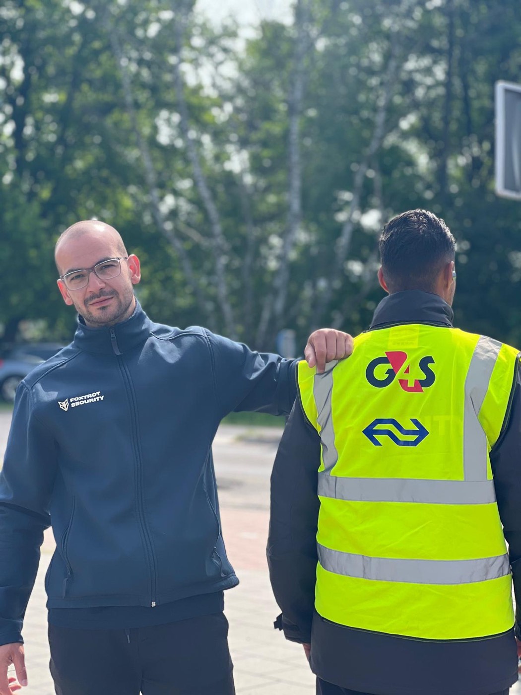 Twee Foxtrot beveiligers samen op locatie