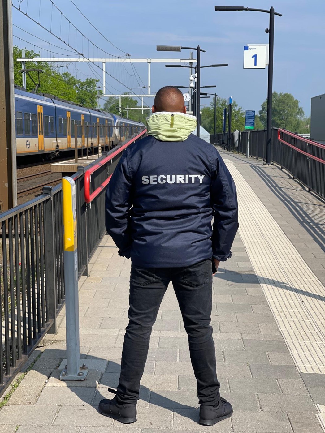 Foxtrot beveiliger houdt toezicht op een treinstation